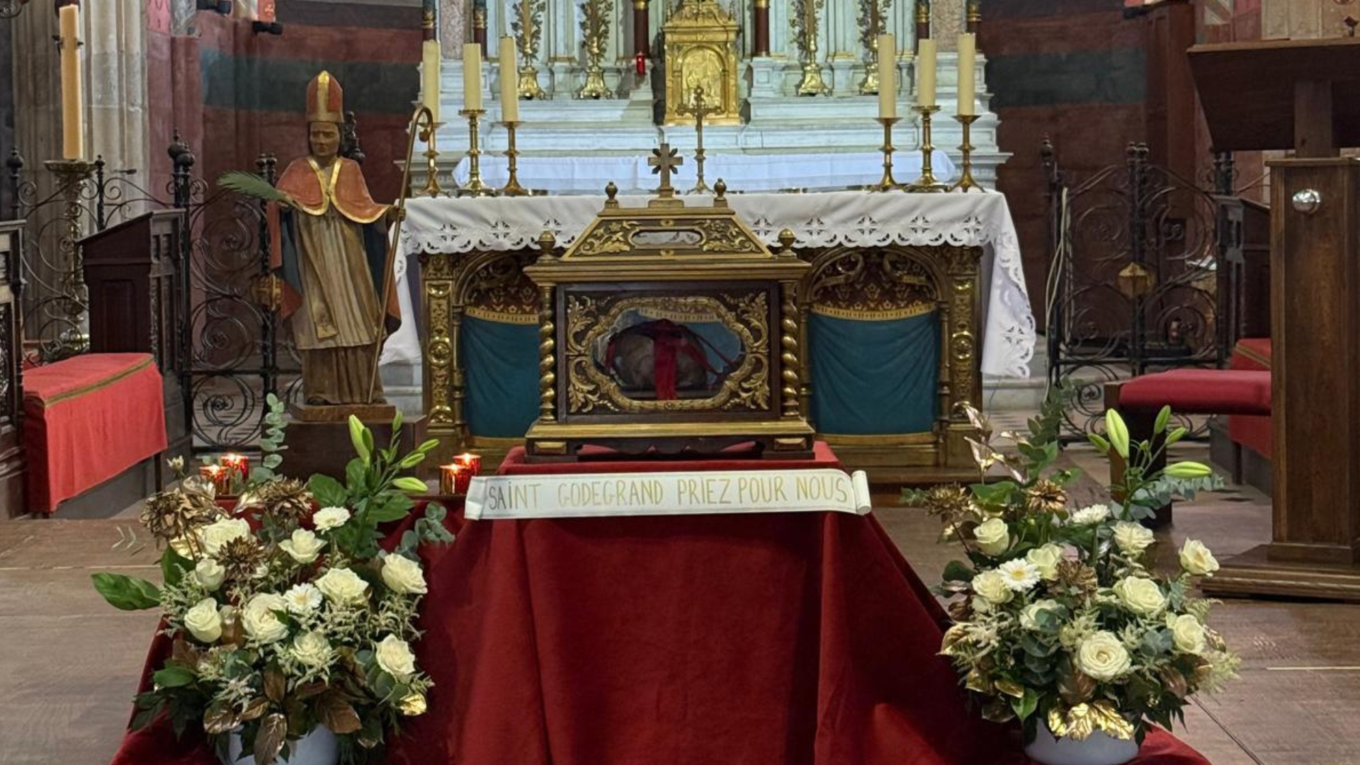 L’ostension des reliques de Saint Godegrand a eu lieu dimanche 12 octobre dans l’église de l’Isle-Adam. Saint Godegrand est le saint parton de la ville de l’Isle-Adam. Ses reliques sont dans la ville depuis plus de 1010 ans. Aujourd’hui, son crâne repose dans la chapelle à gauche du chœur, dans l’église de l’Isle-Adam. Saint Godegrand était évêque du diocèse de Sées dans la Normandie au 8ème siècle, frère de Sainte Opportune. « Il passait sa vie dans la prière, les veilles et les jeûnes, et s’exerçait continuellement à la pratique des vertus sacerdotales, afin de plaire à Jésus Christ, le souverain prêtre ». Il fut assassiné par un parent jaloux, à qui il avait confié le diocèse en son absence, au retour d'un pèlerinage à Rome. Depuis son martyr, il opère de nombreux miracles envers ceux et celles qui lui demandent le secours et sa prière. Venez prier dans la chapelle Saint Godegrand pour demander son intercession. 🙏 Saint Godegrand, priez pour nous ! Priez pour notre ville et notre paroisse !